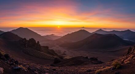 Fototapeta premium ドラマチックな夜明けの空が広がる広大な山岳風景地平線から昇る太陽の黄金色の光が起伏に富んだ山々を鮮やかに照らし幻想的で息をのむような絶景を創り出す. AI Generated