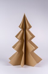 白い背景に茶色の紙のクリスマスツリー、平らな配置