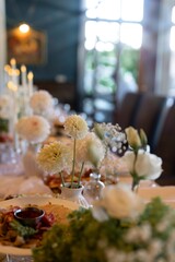 Elegant wedding table decor with white flowers and soft bokeh lighting