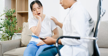 Obraz premium Doctor giving medication to patient suffering from stomach pain, showing healthcare, diagnosis, and medical treatment in a clinical consultation setting.