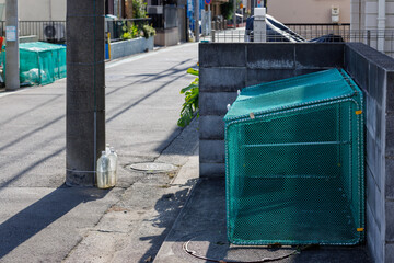 道路に設置された生活ゴミ回収カゴ