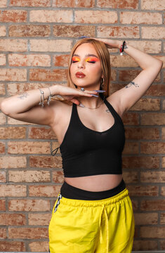 Mujer en primer plano maquillada con brazos al aire, mujer posando para portada de revista 