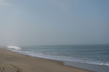 Vagues de l’océan à Vieux-Boucau sous un ciel voilé