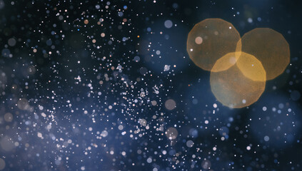 Sfondo astratto e surreale  con aloni di luce colorati e particelle colorate che ricordano una nevicata