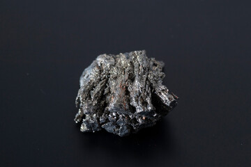 Naklejka premium Samarium Metal chunk rare earth element