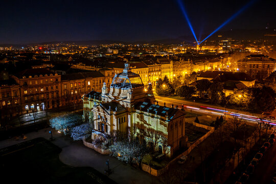 Fototapeta Aerial view of the illuminated building with the dome and moving lights across the streets at night, Zagreb, Croatia.
