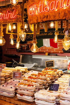 stand de vente de nourriture sur un march&eacute; de No&euml;l &agrave; Paris