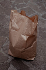 Sacco in carta riciclata per rifiuti - primo piano su superficie in pietra