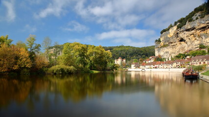 Panoramic view of the river Dordogne and the village La Roque Gageac, Dordogne, France, blend into a cliff and reflecting on the river