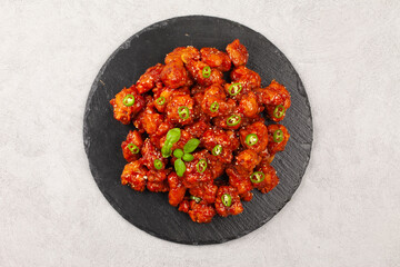  닭튀김은닭고기에 밀가루, 겨잣가루, 소금, 후추 따위를 묻혀 기름에 튀긴 요리.
Fried chicken is a dish made by coating chicken in flour, mustard powder, salt, pepper, etc. and frying it in oil.
