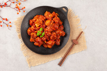  닭튀김은닭고기에 밀가루, 겨잣가루, 소금, 후추 따위를 묻혀 기름에 튀긴 요리.
Fried chicken is a dish made by coating chicken in flour, mustard powder, salt, pepper, etc. and frying it in oil.
