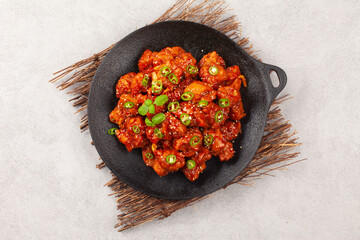  닭튀김은닭고기에 밀가루, 겨잣가루, 소금, 후추 따위를 묻혀 기름에 튀긴 요리.
Fried chicken is a dish made by coating chicken in flour, mustard powder, salt, pepper, etc. and frying it in oil.
