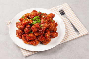  닭튀김은닭고기에 밀가루, 겨잣가루, 소금, 후추 따위를 묻혀 기름에 튀긴 요리.
Fried chicken is a dish made by coating chicken in flour, mustard powder, salt, pepper, etc. and frying it in oil.
