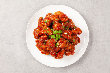  닭튀김은닭고기에 밀가루, 겨잣가루, 소금, 후추 따위를 묻혀 기름에 튀긴 요리.
Fried chicken is a dish made by coating chicken in flour, mustard powder, salt, pepper, etc. and frying it in oil.
