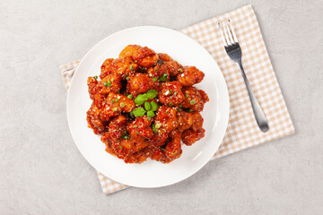  닭튀김은닭고기에 밀가루, 겨잣가루, 소금, 후추 따위를 묻혀 기름에 튀긴 요리.
Fried chicken is a dish made by coating chicken in flour, mustard powder, salt, pepper, etc. and frying it in oil.
