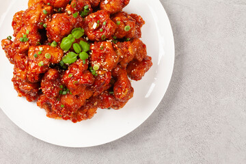  닭튀김은닭고기에 밀가루, 겨잣가루, 소금, 후추 따위를 묻혀 기름에 튀긴 요리.
Fried chicken is a dish made by coating chicken in flour, mustard powder, salt, pepper, etc. and frying it in oil.
