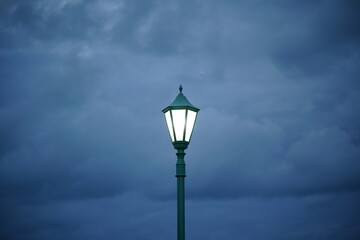ランタン型街路灯と曇り空
