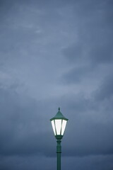 ランタン型街路灯と曇り空