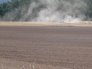 Traktor bei der Feldarbeit im Herbst