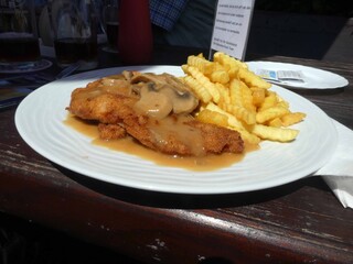 Jägerschnitzel mit Pommes