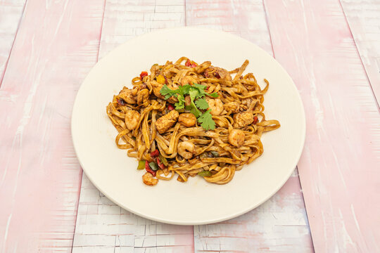 Konjac noodles with shrimp, red bell pepper, bok choy, and light oyster sauce for a lower-calorie option