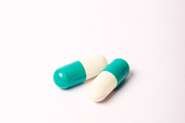 Gélule blanche et verte