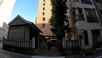 東京都墨田区両国４丁目　榛稲荷神社　江戸時代、馬場を囲む土手に大きな榛があったので、「榛馬場」と呼ばれました。馬場に祀られていたのが「榛稲荷神社」
