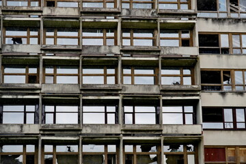 Façade d'immeuble abandonné en ruine.