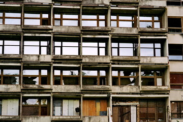 Façade d'immeuble abandonné en ruine.