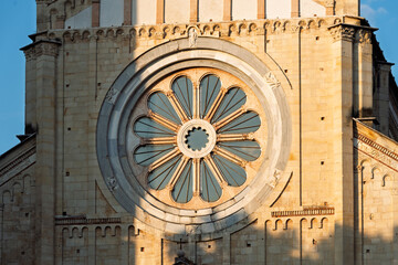 The image shows the rose window, known as the "Wheel of Fortune," on the facade of the Basilica di San Zeno in Verona, Italy. 