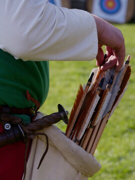 Main d'un archer et fl&egrave;ches port&eacute;es dans un carquois &agrave; la ceinture