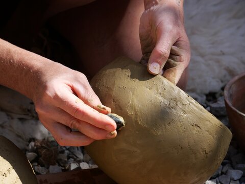 Main d'une artiste produisant une poterie historique selon une m&eacute;thode artisanale 