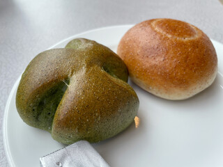 よもぎパンと全粒粉パン