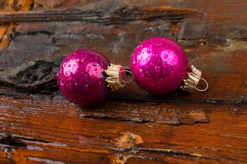 Christbaumkugeln auf Holz