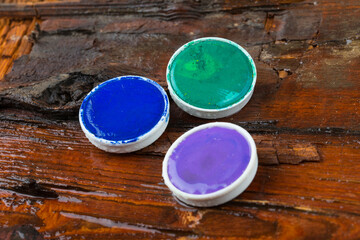 Wasserfarben auf Holzuntergrund