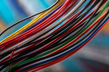 Ein großer Kabelstrang aus dem Computer