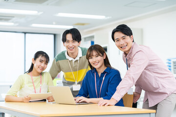 オフィスで働く若いエンジニア