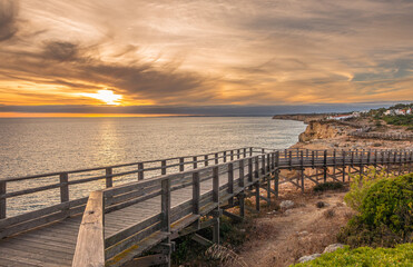 Coucher de soleil sur le sentier p&eacute;destre en Algarve dans le sud du Portugal.