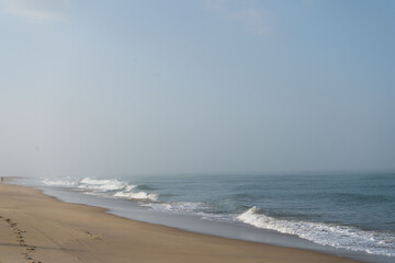 Magnifiques vagues avec écume sur la plage de Vieux-Boucau sous un ciel voilé