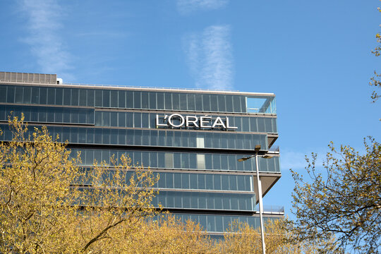 L`OR&Eacute;AL Firmengeb&auml;ude der Kosmetikunternehmen in D&uuml;sseldorf, (Editorial Content)