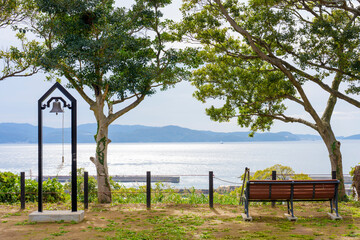 海を望む展望台の鐘とベンチ