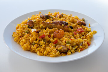 Piatto di paella con cozze, frutti di mare e pollo