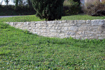 Muret en pierre, aménagement des extérieurs