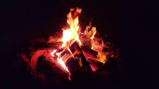 Fogueira e carv&atilde;o queimando