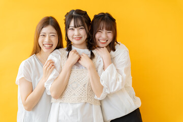 仲良し女性3人グループの笑顔
