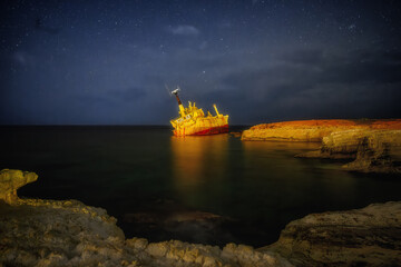 Obraz premium wreck of the shipwrecked EDRO III near Peyia