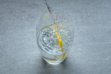 Wasser in das Glass giessen - Getränk