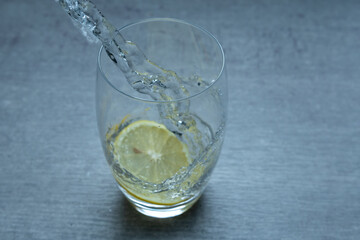 Wasser in das Glass giessen - Getränk