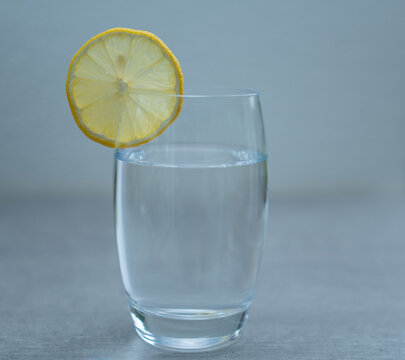 Clean Glas gefüllt mit Wasser und Zitronenscheibe