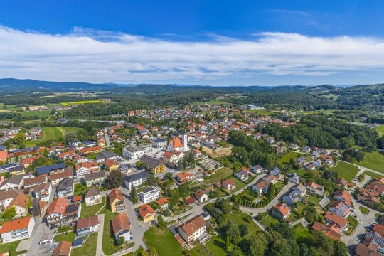 Ausblick auf den Luftkurort Eging am See im s&uuml;dlichen Bayerischen Wald im Kreis Passau